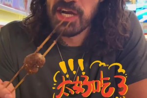 亚当斯社媒晒品尝中国美食vlog：我承认我有个中国胃🥰🥰